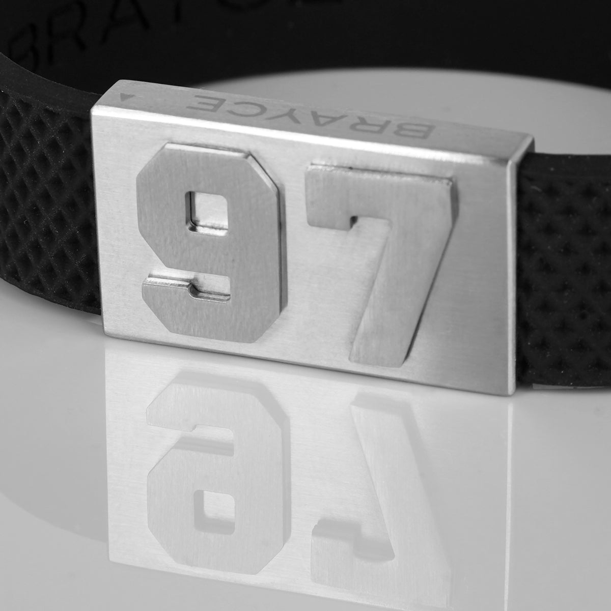 BRAYCE Puck bracelet detail 04